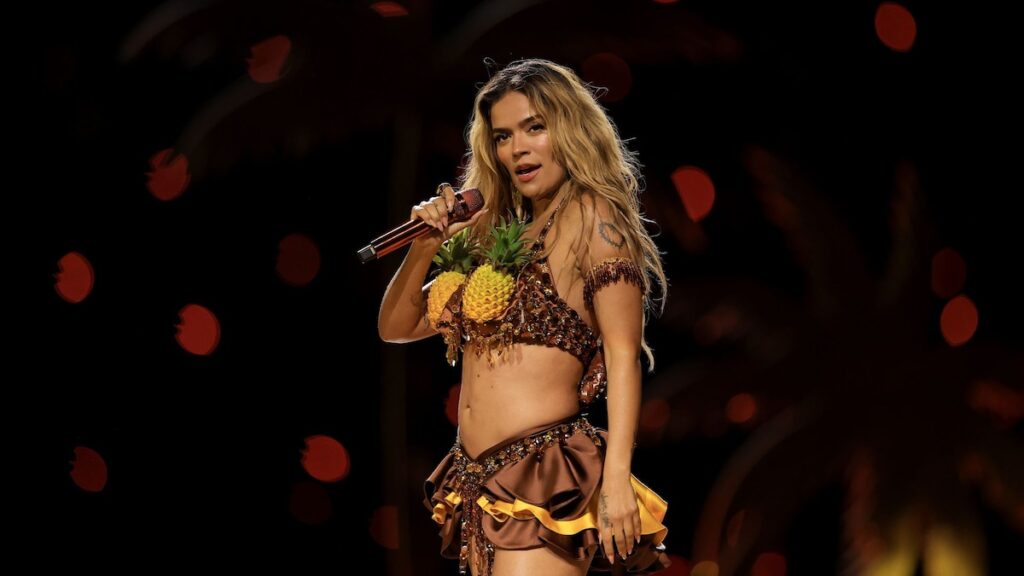 Karol G comparte un momento con los fanáticos en París antes de hacer historia en Crazy Horse