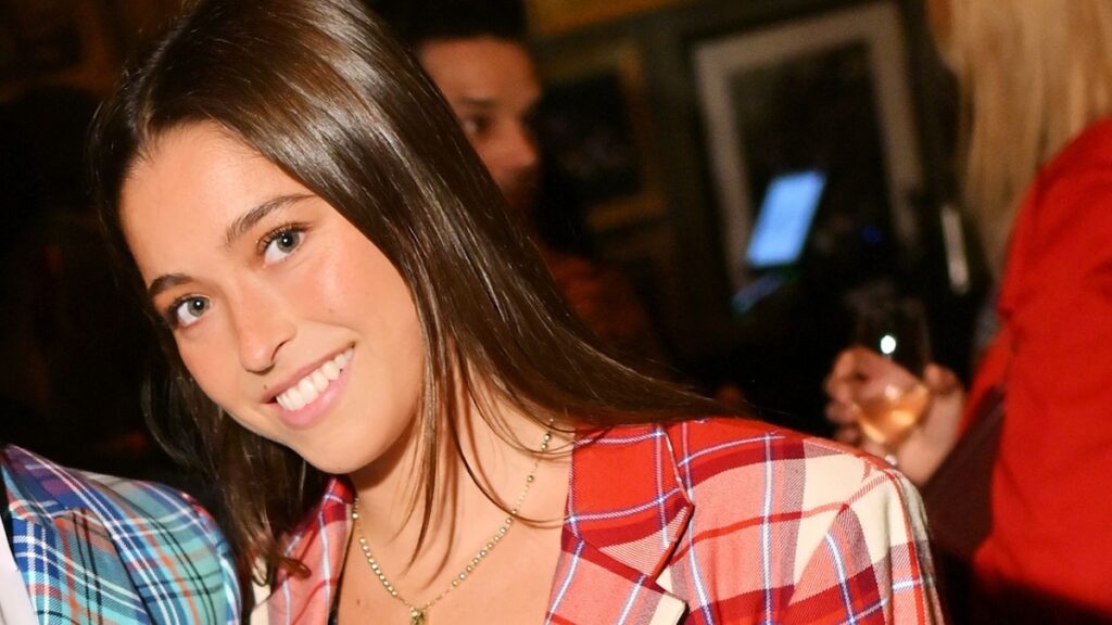 Kelly Ripa reacciona al sujetador de encaje de la hija Lola Consuelos y el aspecto de minifalda