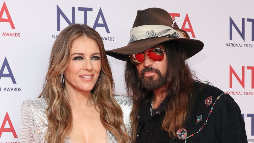 Billy Ray Cyrus y Elizabeth Hurley hacen de su apariencia de alfombra roja un asunto familiar