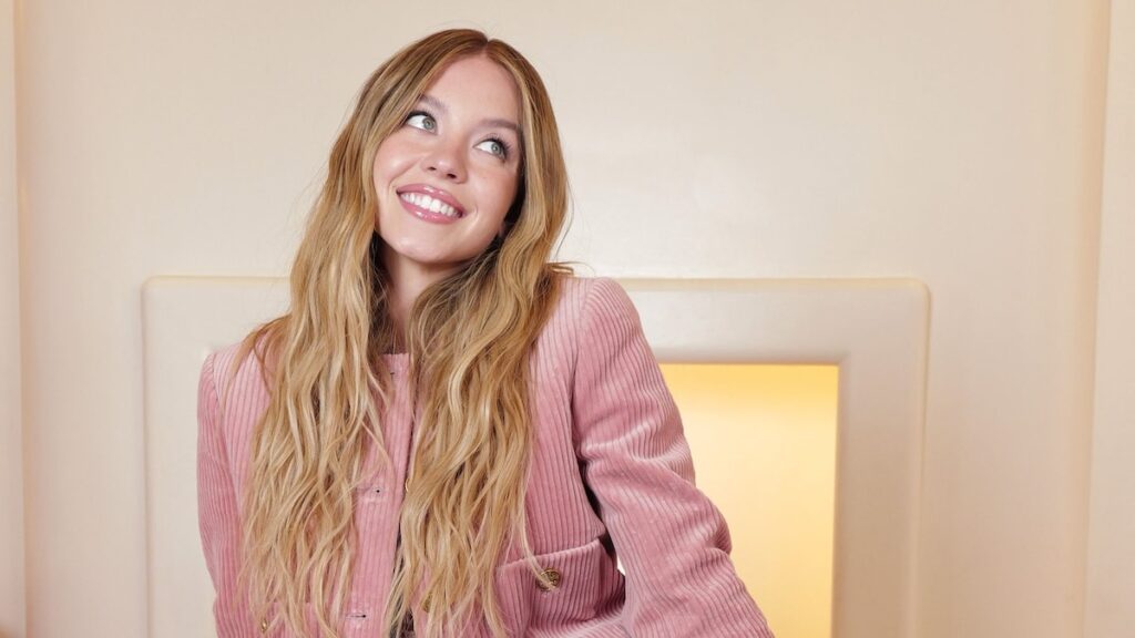 Sydney Sweeney es todo sonrisas en minifalda durante la noche romántica con scooter braun