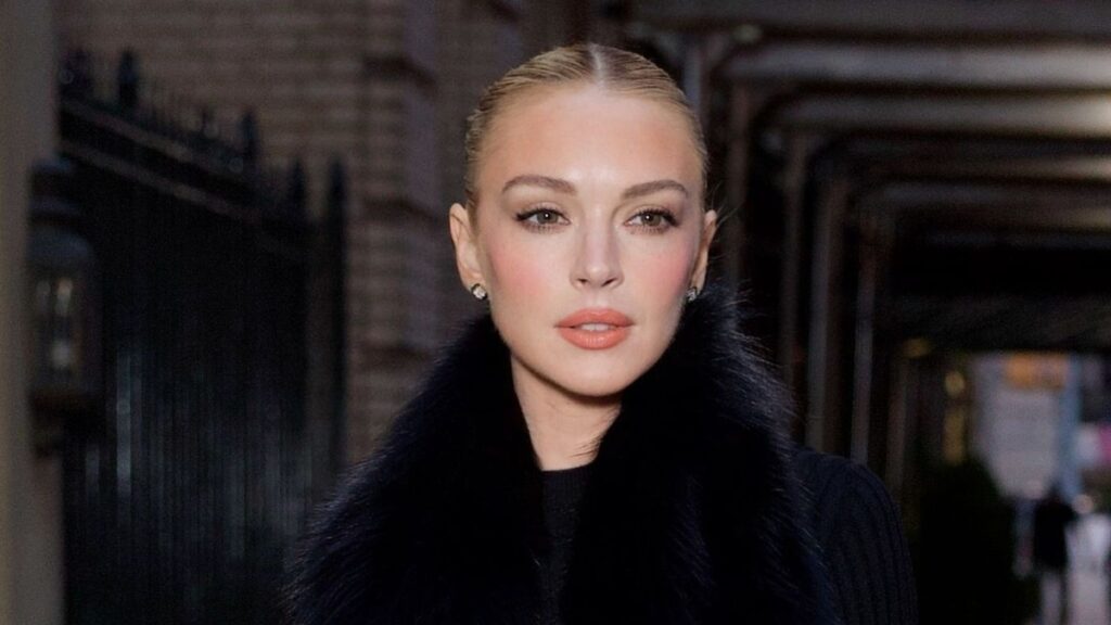 Lindsay Lohan hace alarde de la piel impecable y el minifeso de pieles después de revelar un simple secreto para el cuidado de la piel