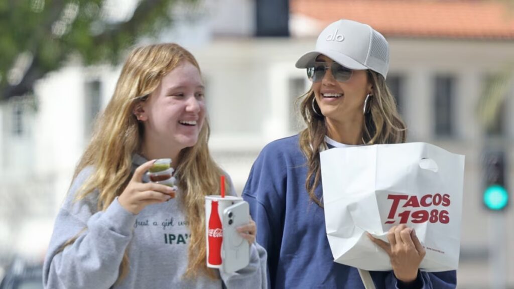 Jessica Alba se parece a la hermana de su hija Haven mientras está en una carrera de taco de Los Ángeles