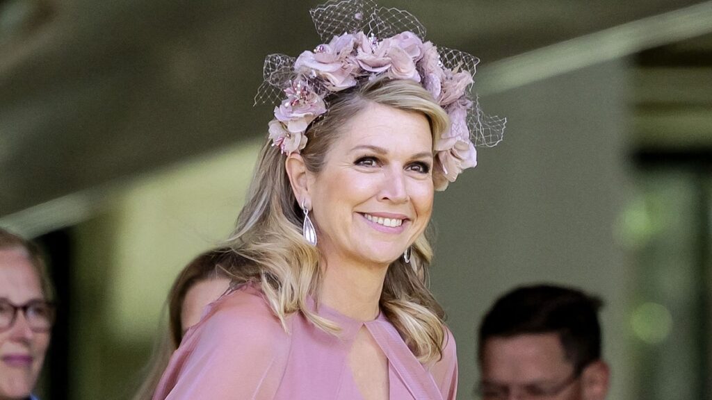 La reina Máxima vuelve las cabezas en un conjunto blanco boho-chic sin esfuerzo