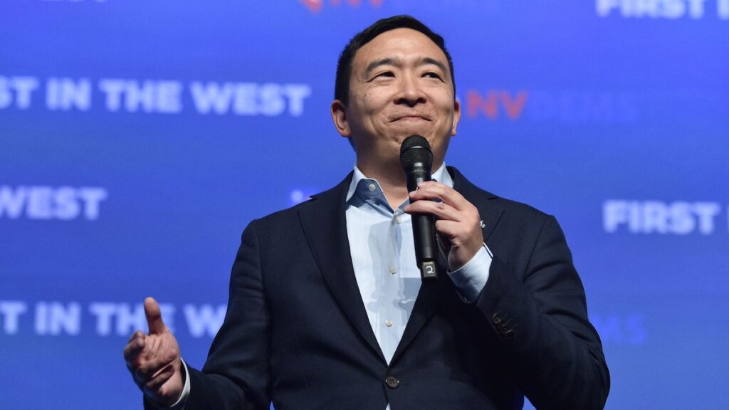 Por qué Andrew Yang está organizando fiestas de baile sin teléfono