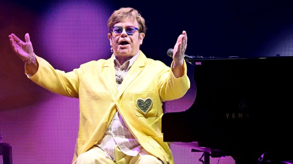 Elton John asusta a los fanáticos con fotos de hospital en cama