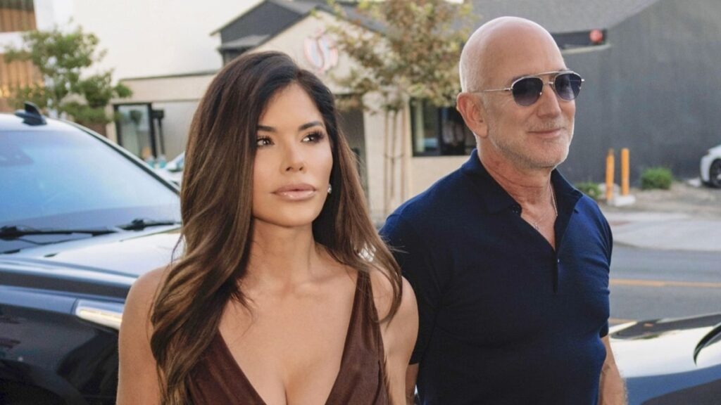 Lauren Sánchez Bezos es todas sonrisas con vestido de Dior Vintage con escote en negrita en LA
