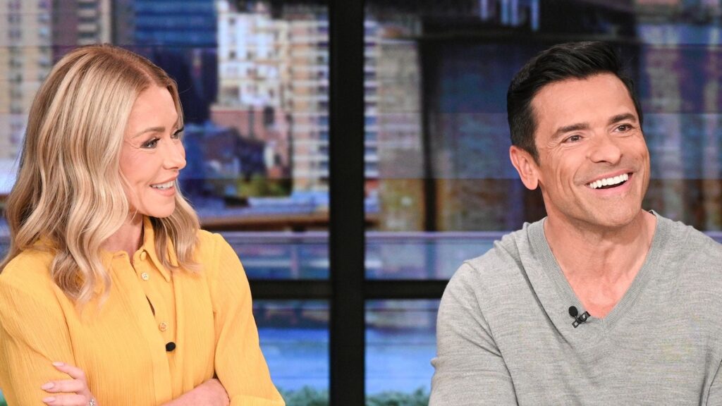 Kelly Ripa llama a Mark Consuelos por quedarse dormido a mediados de la noche