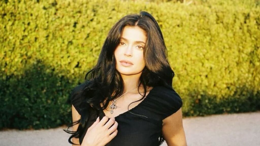 Kylie Jenner posa en encaje transparente y jeans de baja altura en un aspecto íntimo de otoño