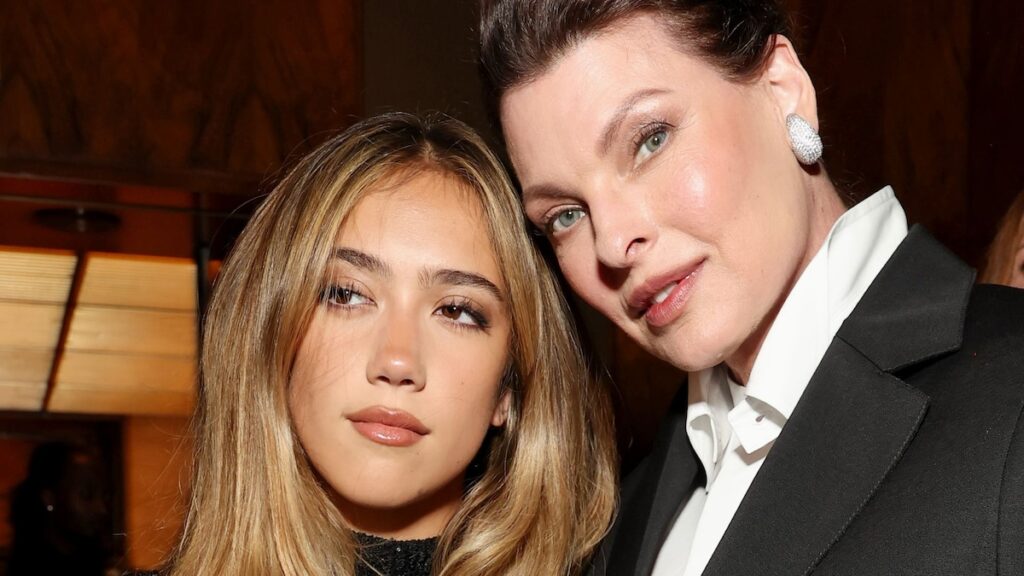 La hija de Linda Evangelista y Salma Hayek, Valentina, asisten a la Gala de Moda de Nueva York con una excursión rara