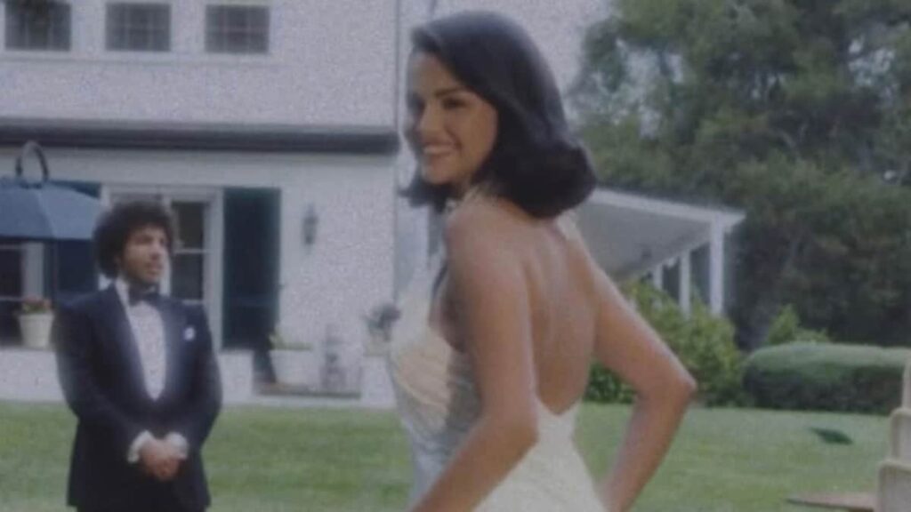 El segundo vestido de novia de Selena Gomez presenta encaje transparente y bordados de cristal: dentro de la ceremonia