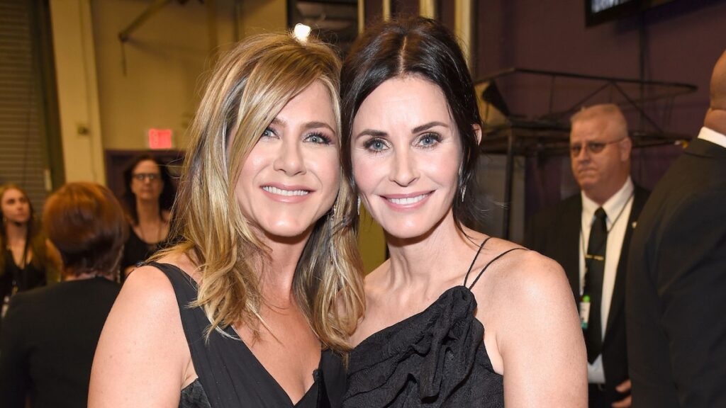 Jennifer Aniston tiene el ‘día mejor’ de su vida haciendo el cabello de Courtney Cox