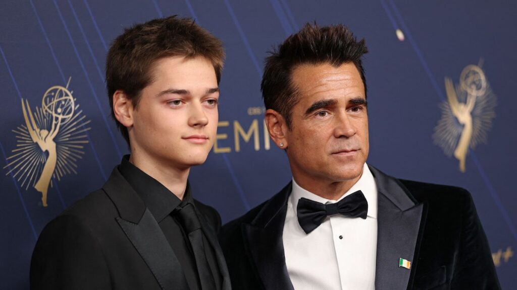 El momento especial de la alfombra roja de Colin Farrell con su aspecto, Henry, en 2025 Emmys
