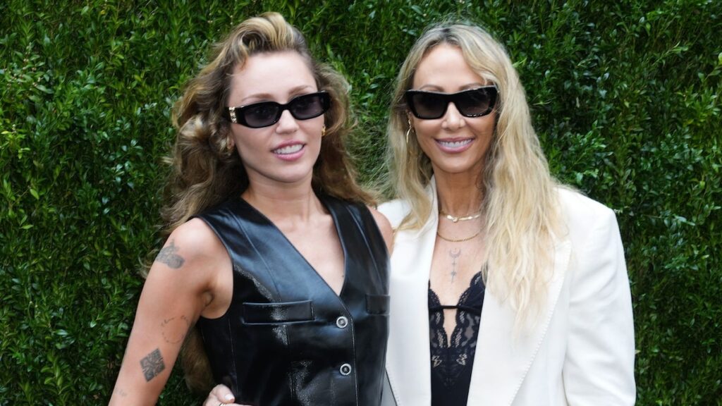 Miley Cyrus revela el peor consejo de citas que su madre le ha dado