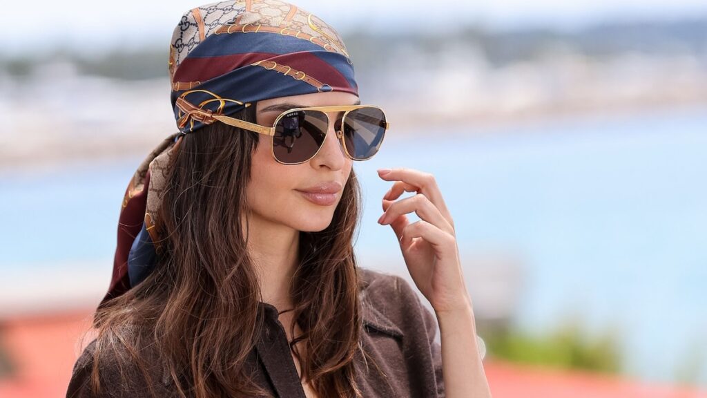 Emily Ratajkowski estableció pulsos corriendo en su escaso bikini de tanga