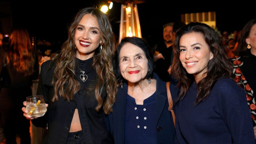 Jessica Alba honra a las potencias latinas en el sincero Heritage Heritage Tribute