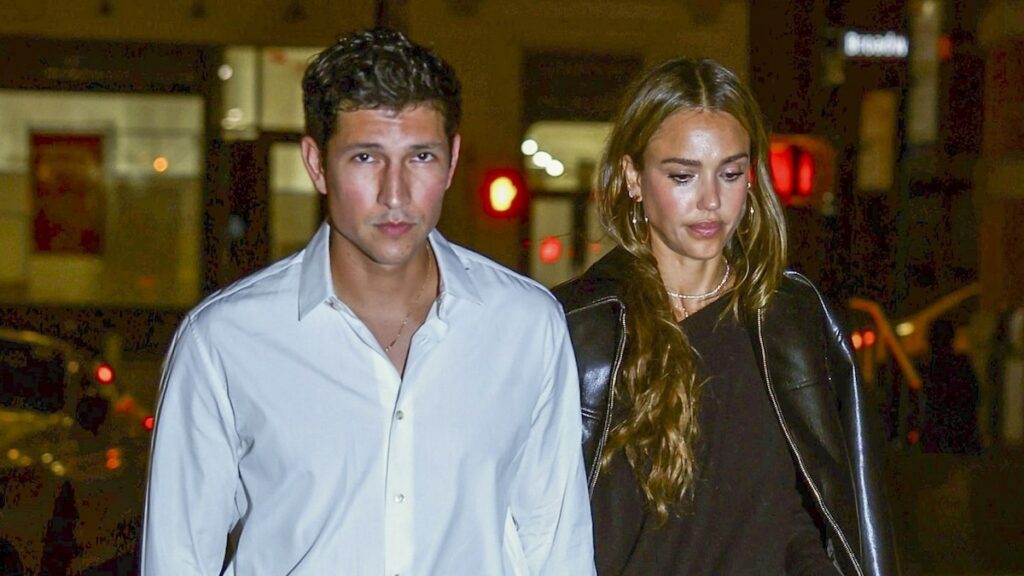 Jessica Alba y su novio Danny Ramírez celebran su 33 cumpleaños tomados de la mano en una elegante salida de Nueva York