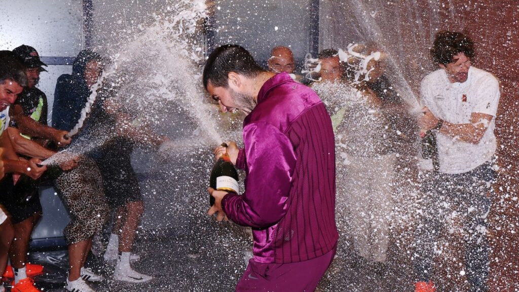 Carlos Alcaraz celebra la victoria del US Open con lágrimas, abrazos y champán
