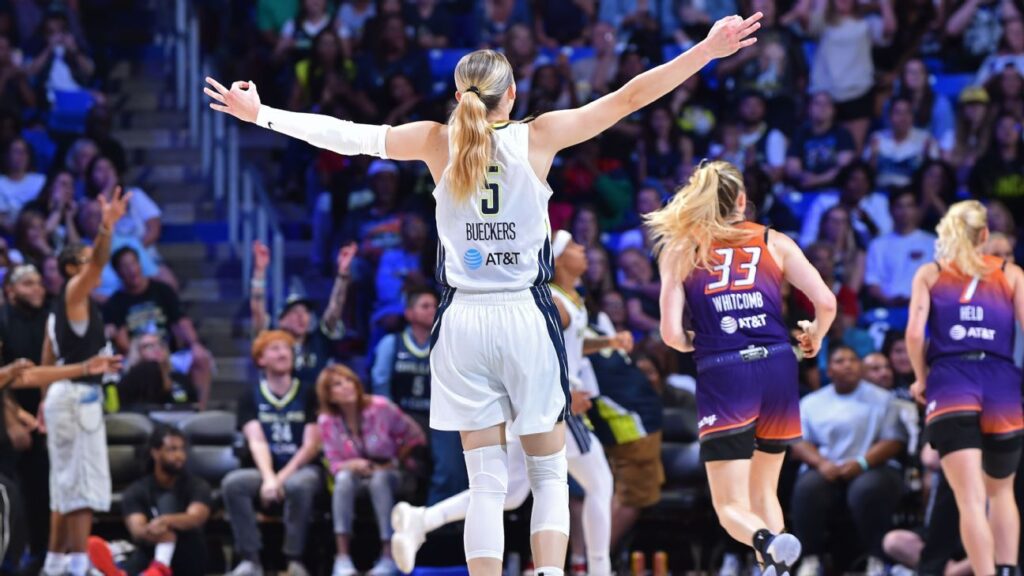 Bueckers Encabeza Jugadoras de Primer año de