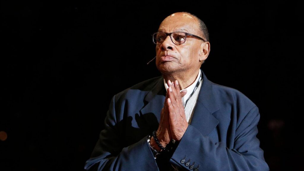 George Raveling, atrenador de Baloncesto del Salón de la Fama, Fallece A LOS 88 Años