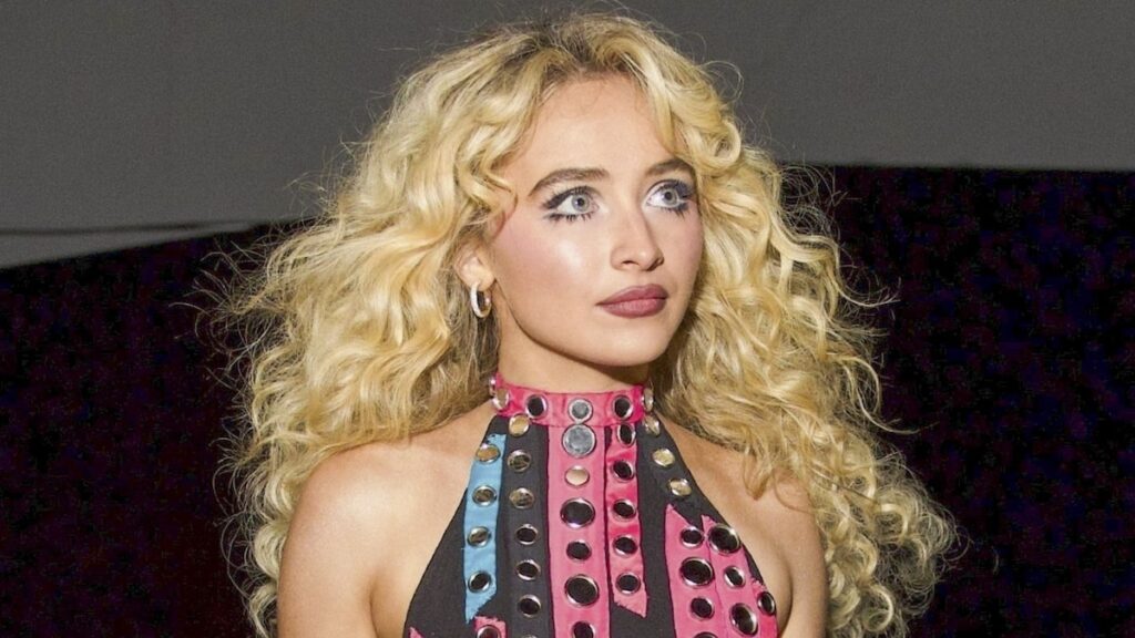 Los canales de carpintero de Sabrina son Cher en atuendo vintage en VMAS Bash