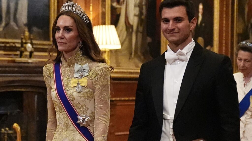 El esposo de Tiffany Trump camina en procesión real con la princesa de Gales