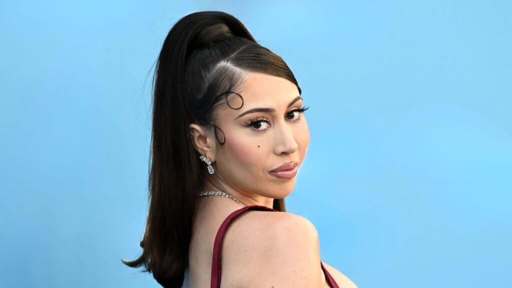 Kali Uchis lleva a su bebé mientras se sumerge en Miami Beach