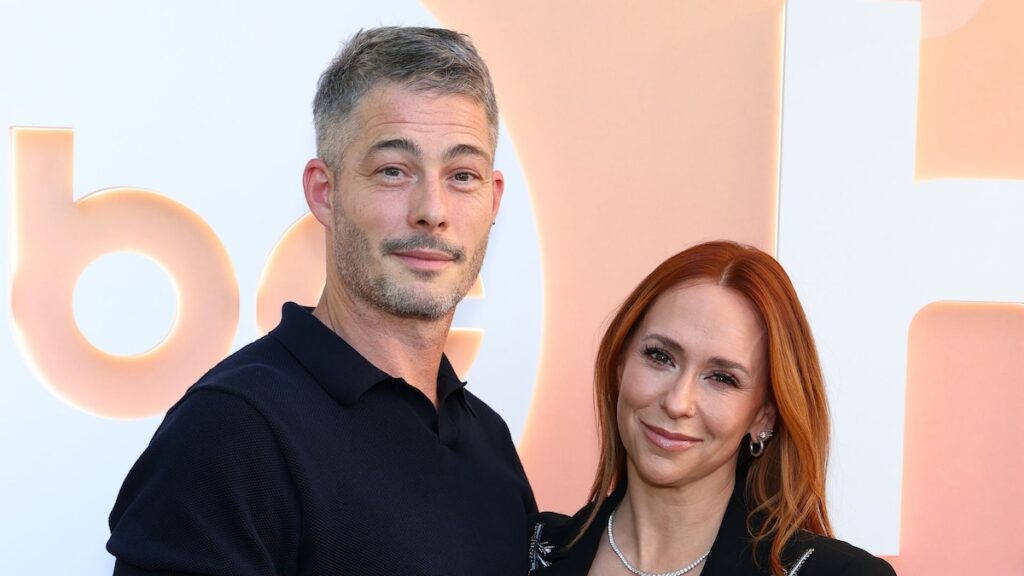 Jennifer Love Hewitt disfruta de una noche rara con su esposo Brian Hallisay