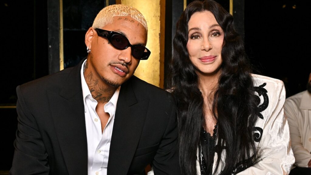 El romance de la brecha de edad de 40 años de Cher y Alexander Edwards sigue siendo fuerte: visto en NYFW