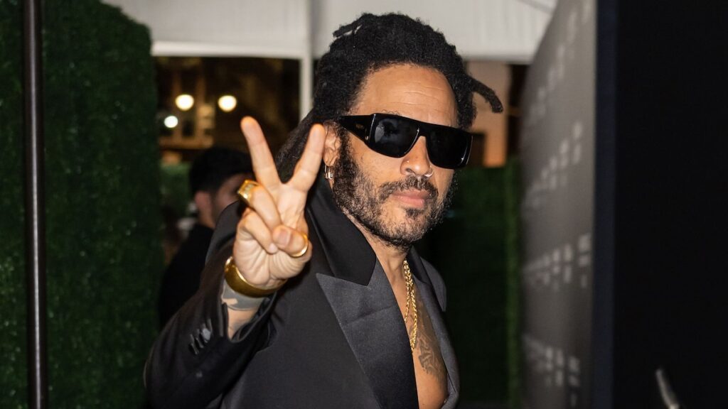 Lenny Kravitz aturde en una mirada elegante y completamente negra al evento de Brasilfoundation