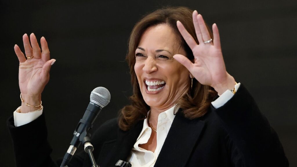 Kamala Harris muestra sus curvas en un vestido de lentejuelas que abraza el cuerpo