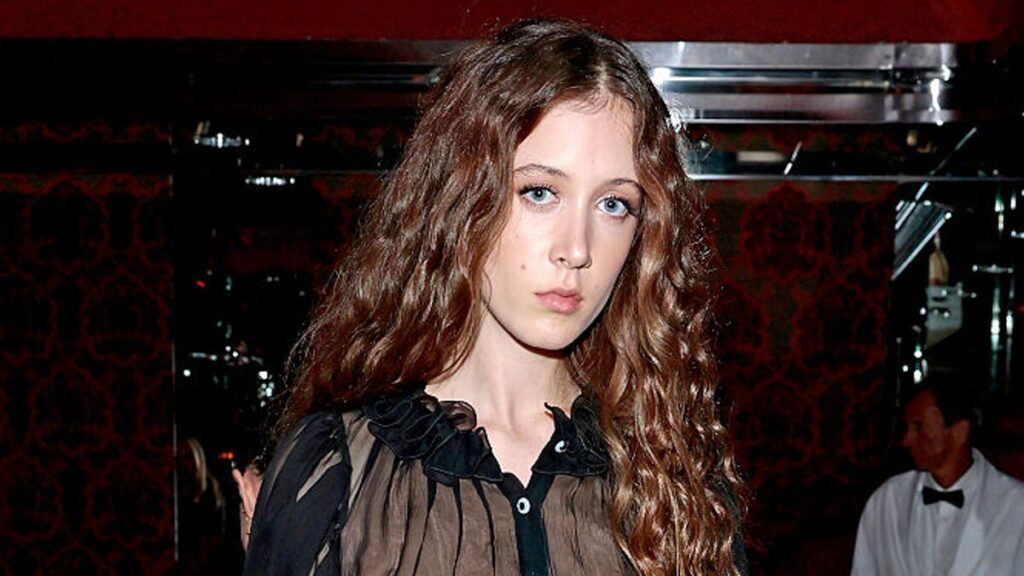 La hija de Nicole Kidman, Sunday Rose, muestra su pequeña cintura durante NYFW