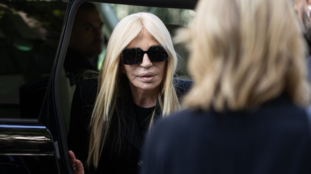 Tributos principales de Donatella Versace y Valeria Mazza en Funeral Chapel