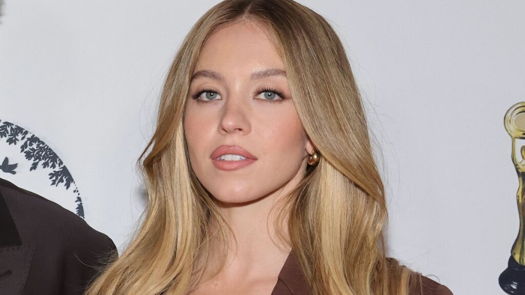 Sydney Sweeney muestra sus curvas en Bodysuit ajustado y botas hasta la rodilla en medio de scooter Braun Romance