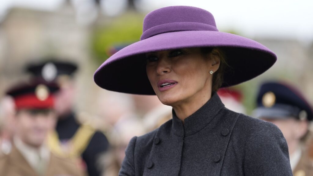 La primera dama Melania Trump se destacó con un audaz vestido de Carolina Herrera mientras se encontraba con los Reales Británicos