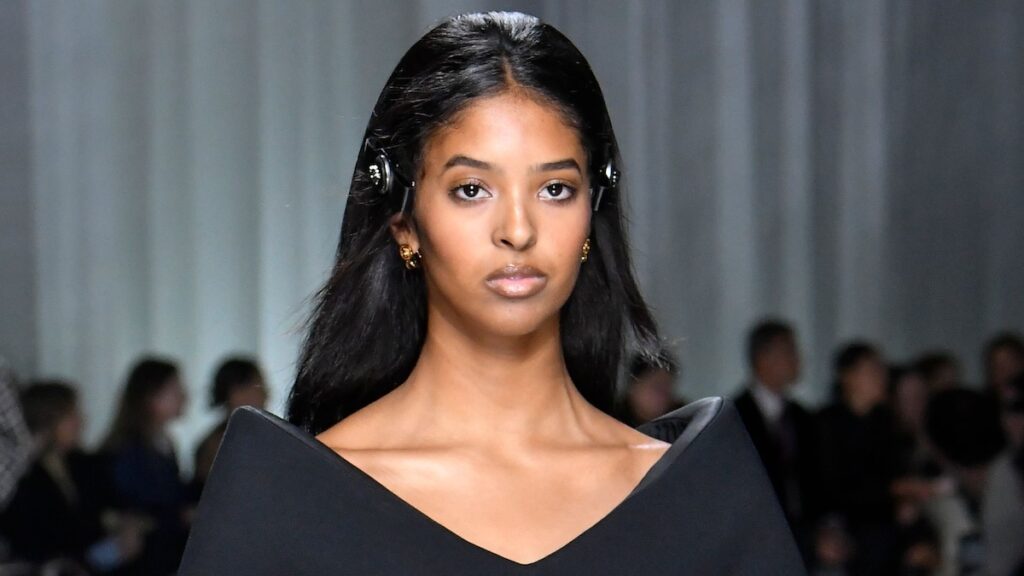 Natalia Bryant vuelve la cabeza con un vestido puro y joyas mínimas en la Semana de la Moda de Milán