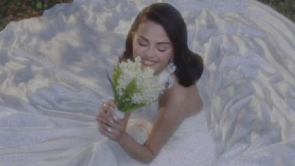 Vestido de inspiración vintage y momentos íntimos con Benny Blanco