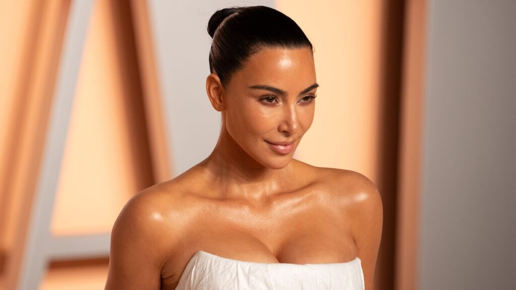 Kim Kardashian dice que es “un gran levantador de pesas” mientras comparte sus secretos de entrenamiento