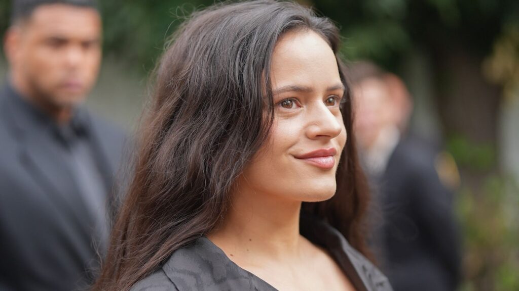 Rosalía vuelve las cabezas en la tapa atrevida de faux-plunge y la elegante falda de alto rango en París