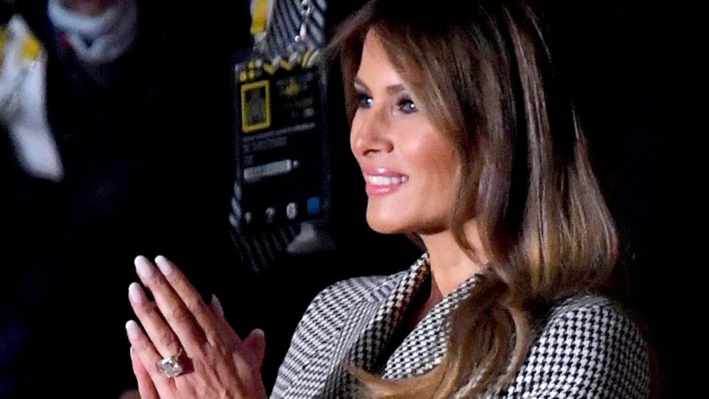 Manicura de firma atemporal de Melania Trump