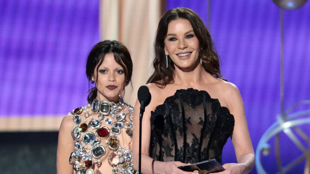 Catherine Zeta-Jones tenía todos los ojos sobre ella con vestido de corsé transparente, joyas de diamantes y glamour gótico