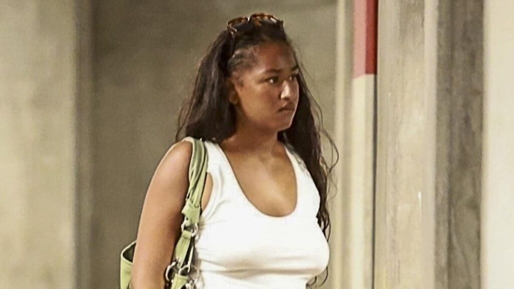 Sasha Obama celebra el fin de semana del Día del Trabajo en una blusa y falda teñida