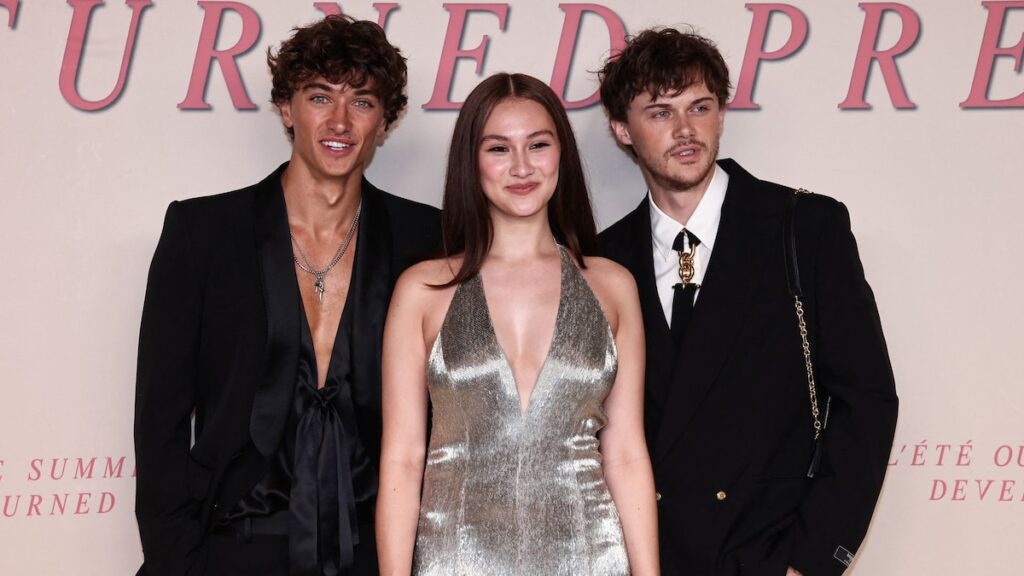 Lola Tung gira la cabeza en el icónico vestido plateado 2014 de Miranda Kerr: sus últimos looks