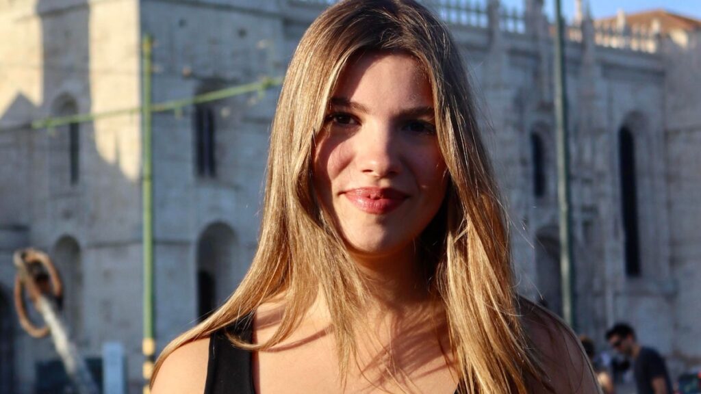 La hija de la reina Letizia, Infanta Sofía, se muestra en su nueva escuela en el extranjero