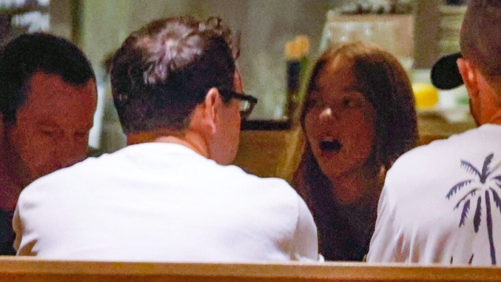 Sydney Sweeney y Scooter Braun vistos en la Noche de Fecha de LA íntimos