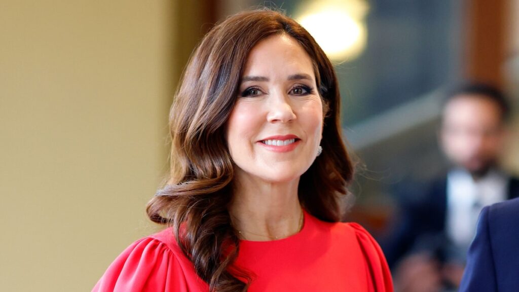 Queen Mary usa un vestido de volante dramático durante su noche más de moda hasta ahora