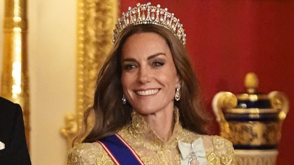 La princesa de Gales es regal en oro para cenar con Donald y Melania Trump