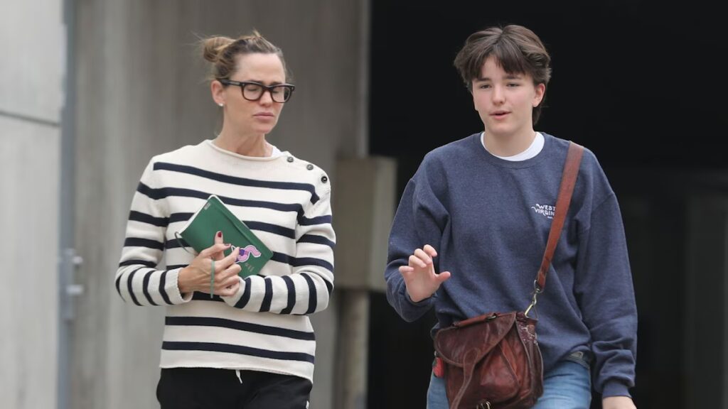 Fin Affleck canaliza el estilo genial y natural de su padre Ben Affleck en una excursión a Los Ángeles con su madre Jennifer Garner