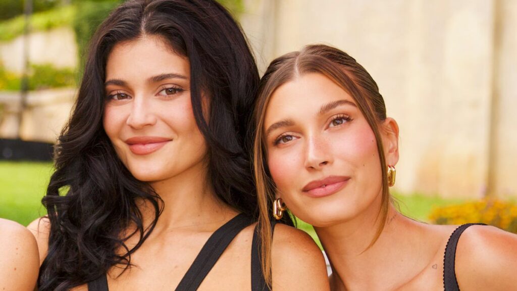 Hailey Bieber consuela a Kylie Jenner durante un emotivo momento en Los Ángeles después del lanzamiento de una nueva canción