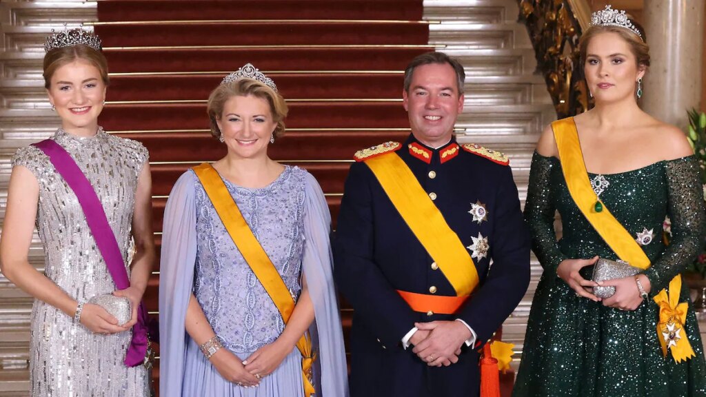 Future Queens Princess Elisabeth y Princess Catharina-Amalia brillan en lentejuelas y tiaras en Luxemburgo