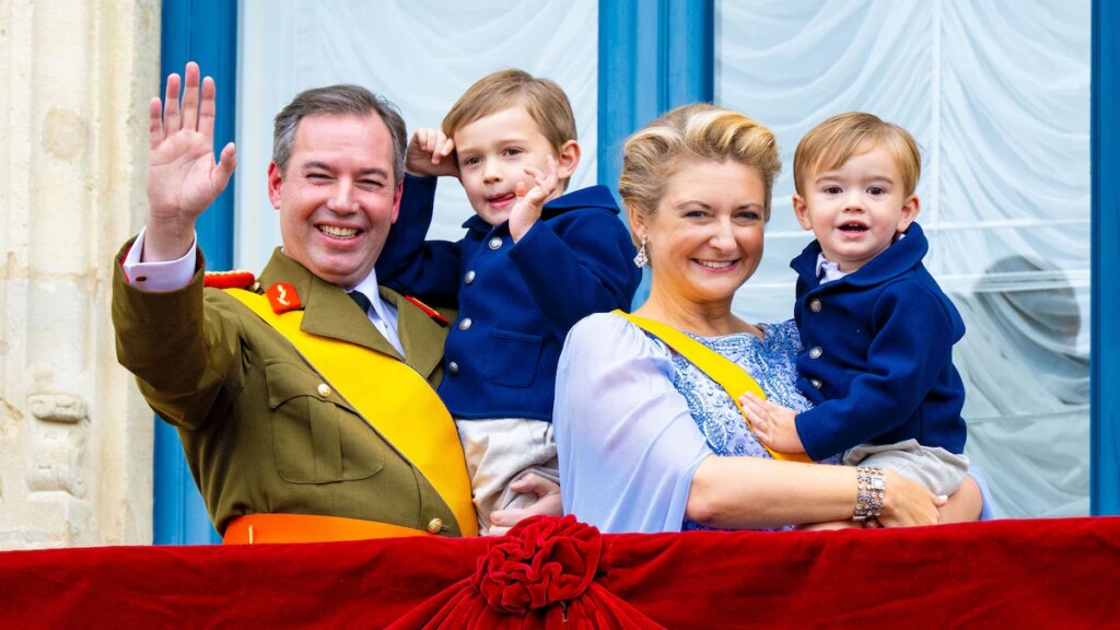 El príncipe Carlos de Luxemburgo roba adorablemente el programa mientras papá asciende el trono